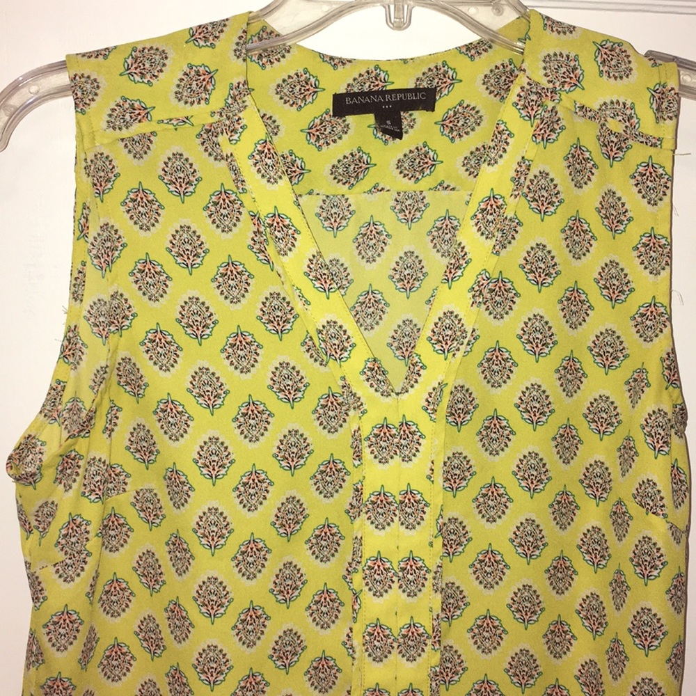 NWOT Yellow print blouse.